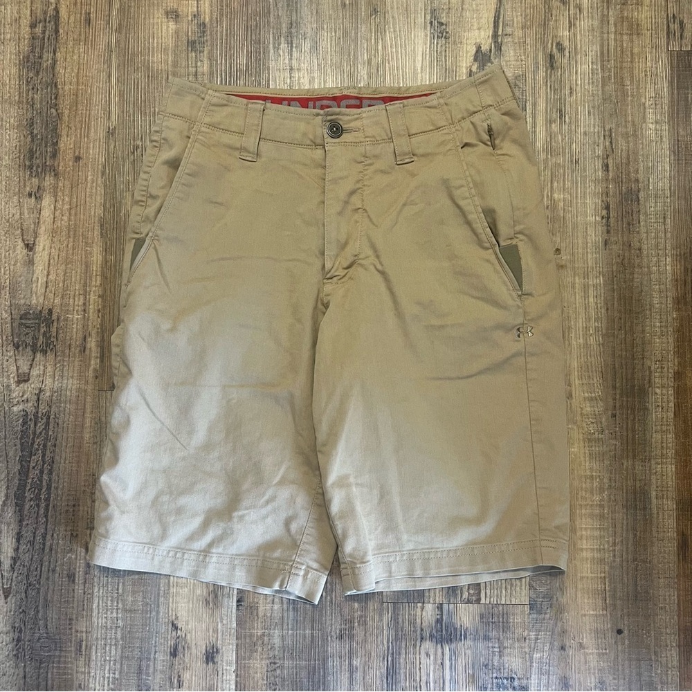 Under Armour Heat Gear Men's Beige Casual Khaki Shorts Button Closure Size 28